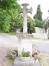 Croix sur la place de Lascabanes, canton de Montcuq en Quercy Blanc