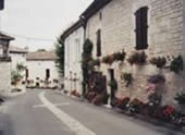La rue principale de Lascabanes, canton de Montcuq en Quercy Blanc
