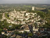 Vue aérienne de Montcuq en Quercy Blanc - Photo Jean Pressurot